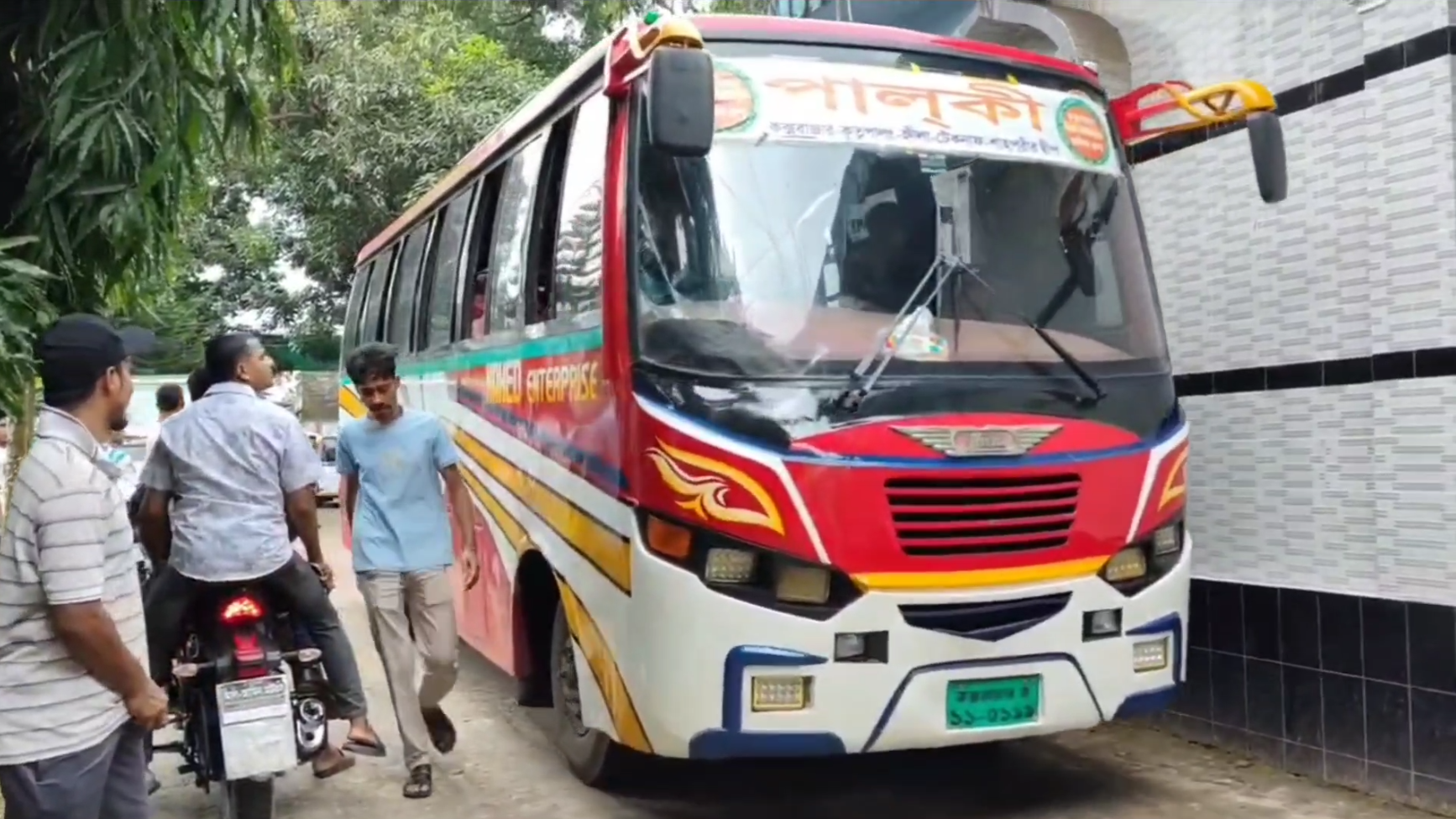 টেকনাফে বাস থামিয়ে বিকাশের ৫৭ লাখ টাকা লুট, ছুরিকাঘাতে এসআর আহত